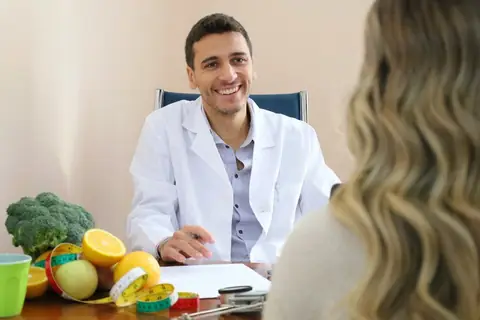 Il Dott. Scrofani durante una consulenza nutrizionale in studio