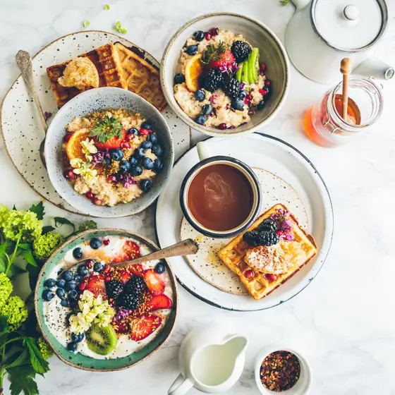 Piatti colorati di una colazione equilibrata visti dall'alto